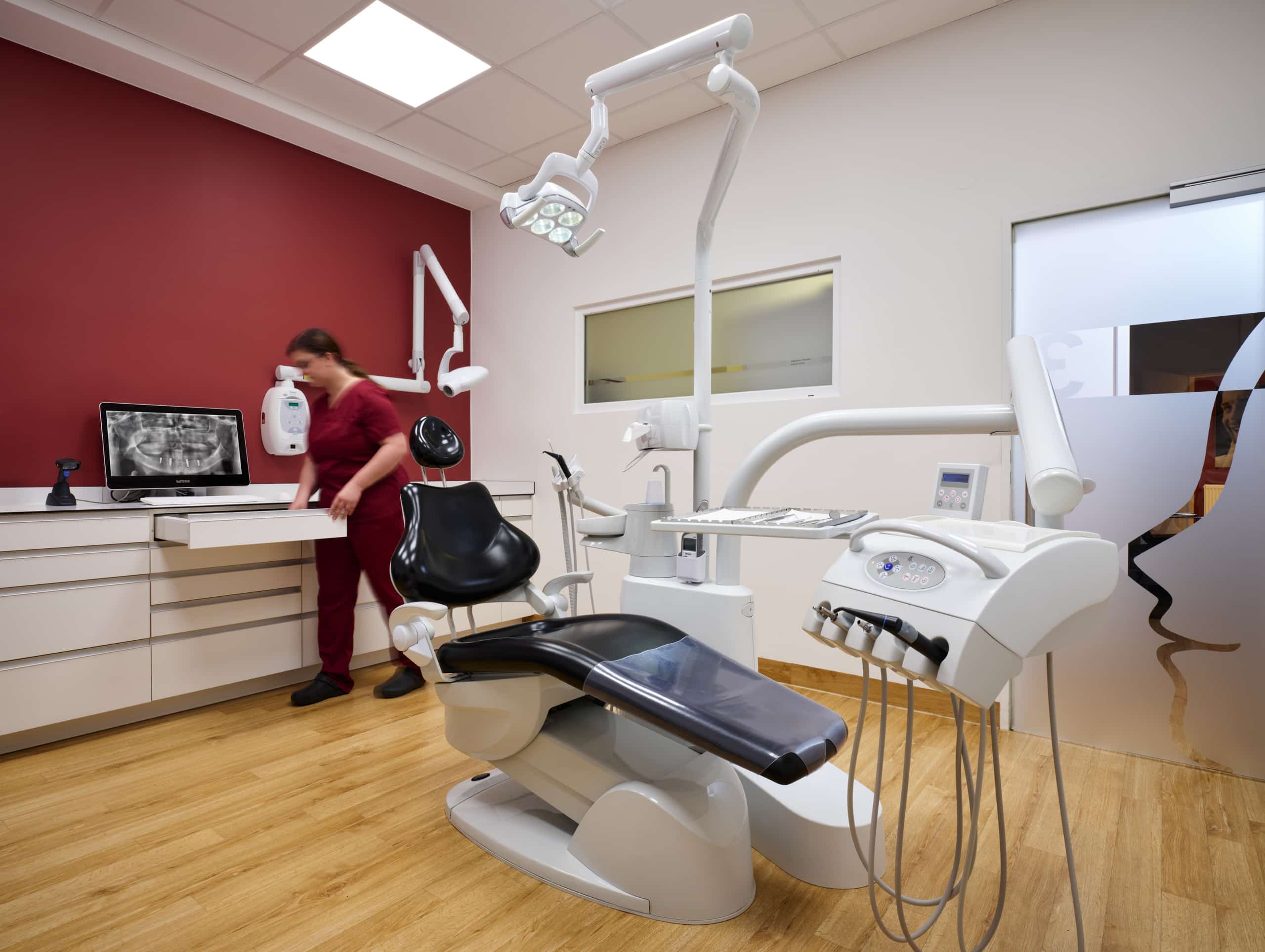 Modernes Behandlungszimmer in der MKG Hochrhein