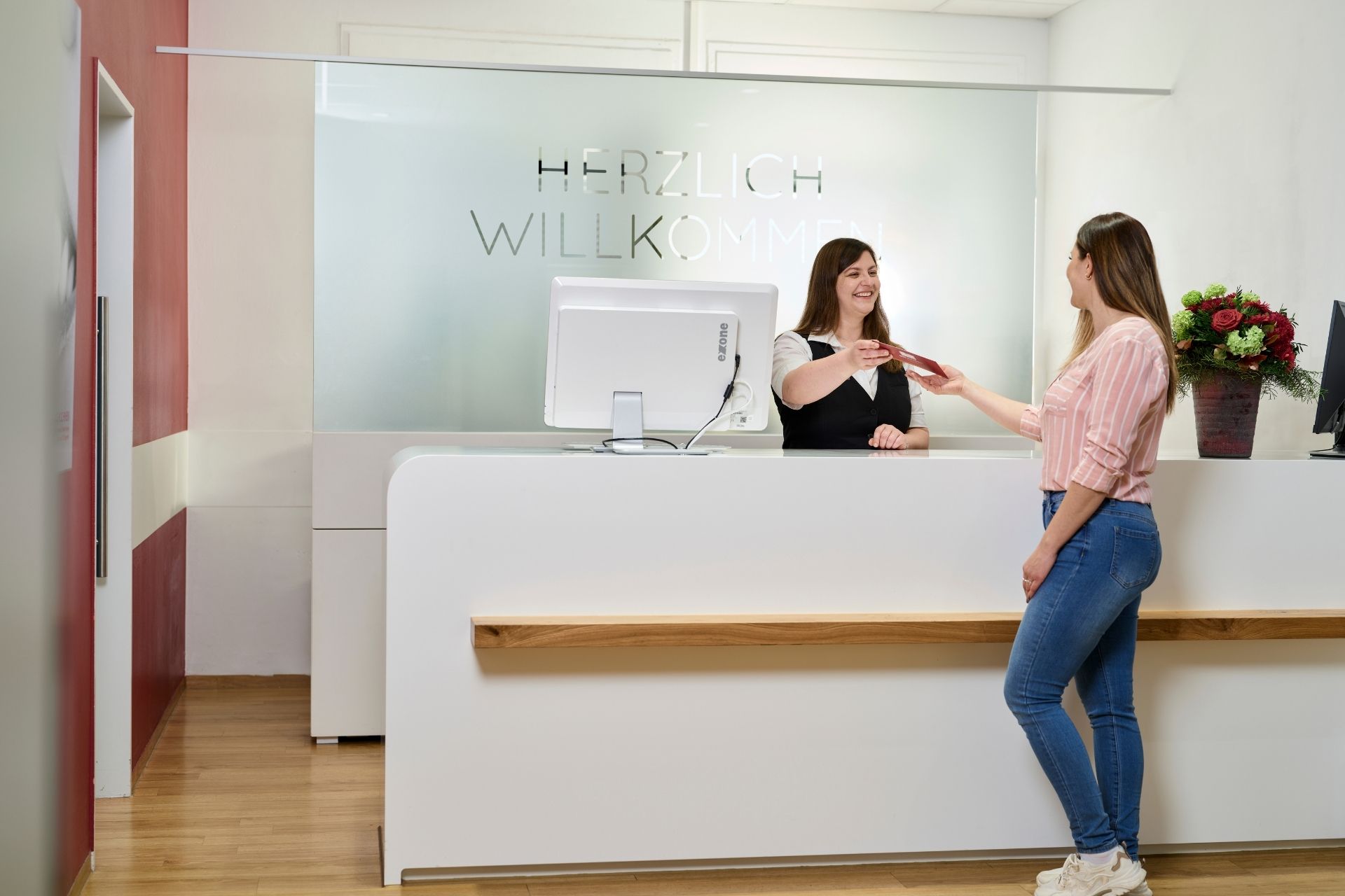 Frau mit Kiefergelenkschmerzen – wann eine Untersuchung in der MKG Hochrhein sinnvoll ist