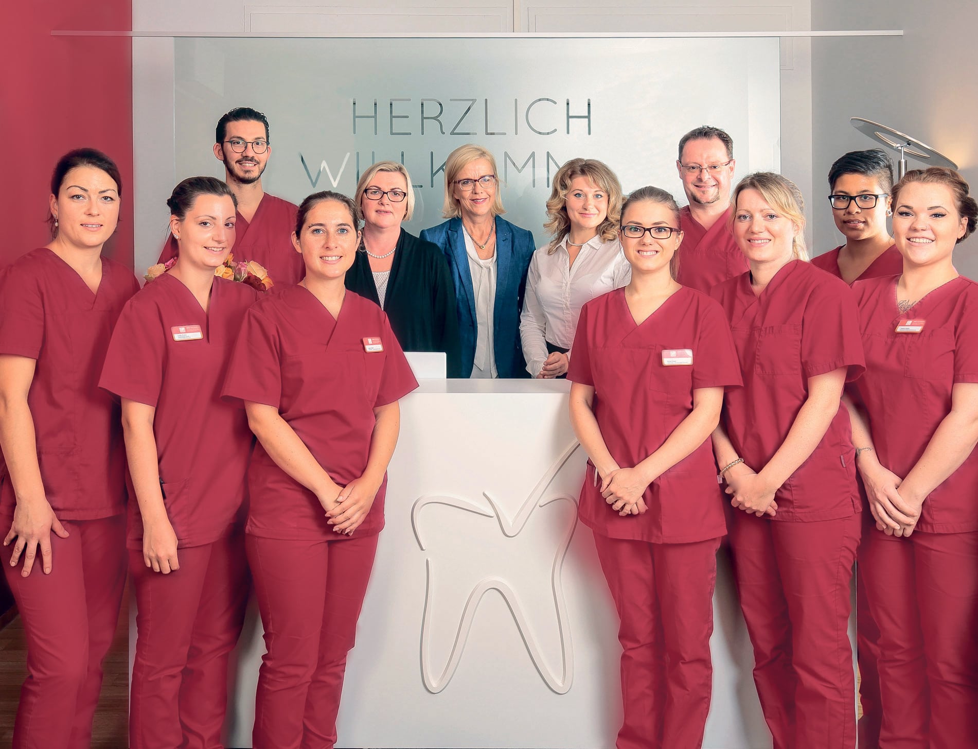 Team der MKG Hochrhein Zahnarztpraxis am Empfang