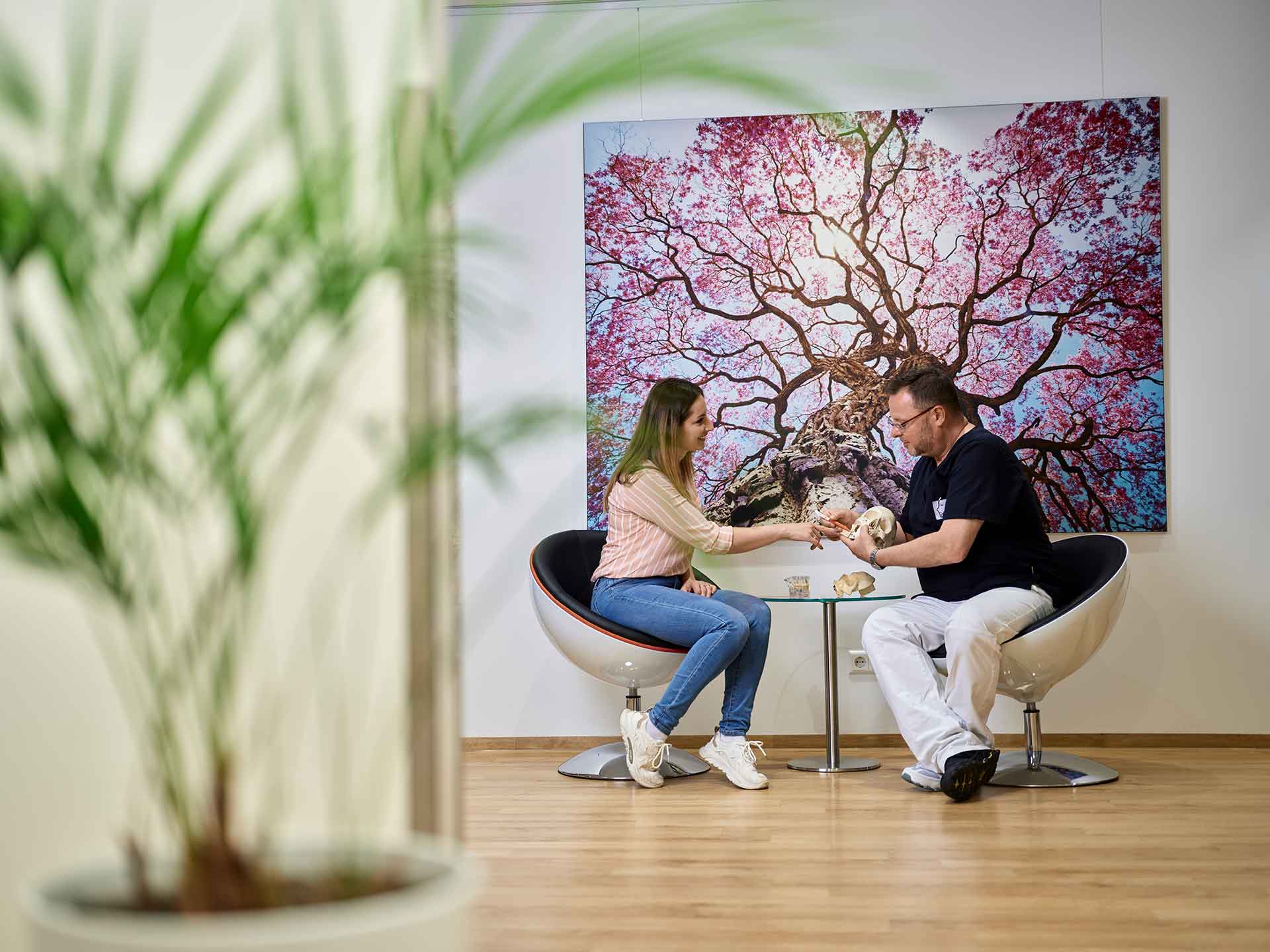 Sascha-Juri Gentner berät Patientin zur All-on-4-Methode